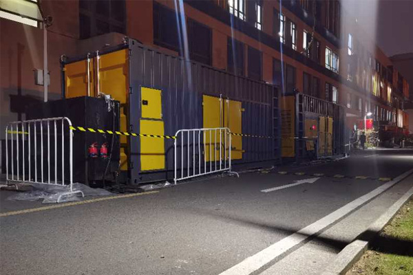 雅安柴油发电机组的输出电压是如何调节的？